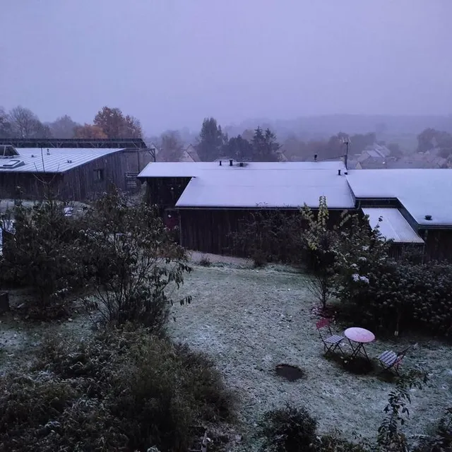 photo à pruillé-le-chétif, les jardins se couvrent de blanc.  ©  ouest-france