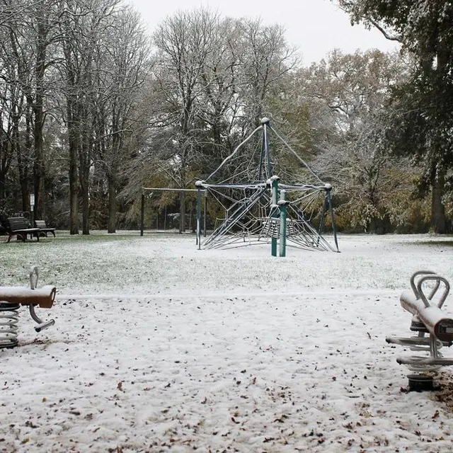 photo les jeux du jardin public, à sablé-sur-sarthe, sous la neige, ce jeudi 21 novembre 2024.  ©  ouest-france