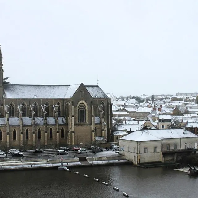 photo l’église de sablé-sur-sarthe, sous la neige, ce jeudi 21 novembre 2024.  ©  ouest-france