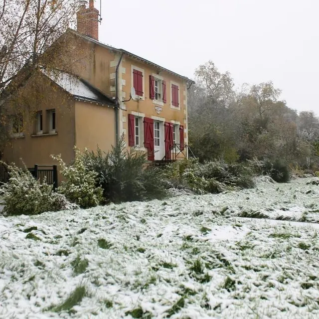 photo une maison d’écluse à juigné-sur-sarthe, sous la neige, ce jeudi 21 novembre 2024.  ©  ouest-france