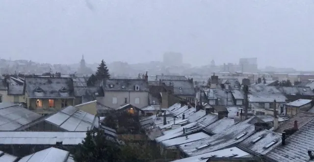 photo  les toits du mans se couvrent d’un beau manteau blanc.  &copy;  photo le maine libre 