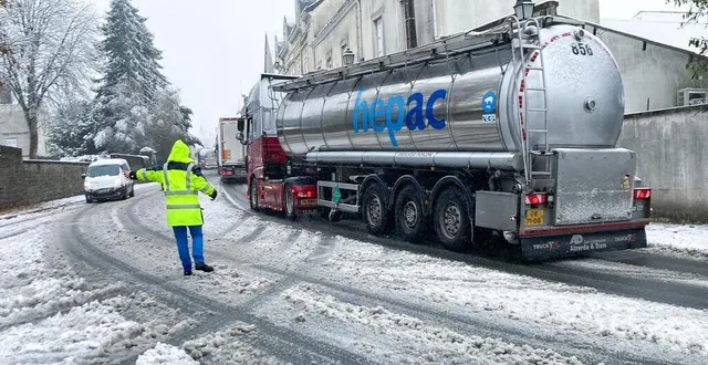 photo  à sillé-le-guillaume, les services techniques de la ville orientaient les poids lourds vers le parking de la gare pour une rétention jusqu’à nouvel ordre, ce jeudi 21 novembre 2024.  &copy;  ouest-france 