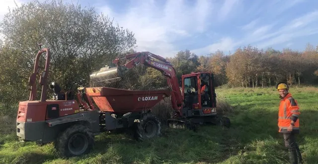 photo  une étudiante en génie écologique entretient une mare aux commandes d’une minipelle.  &copy;  ouest-france 