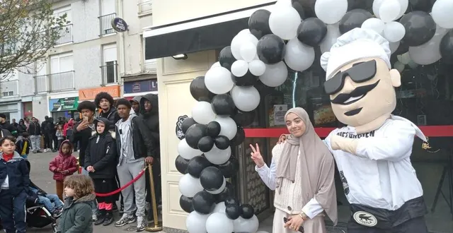 photo  chaimae, jeune responsable de chez l’ancien, en compagnie de la mascotte « tonton » et des 250 jeunes qui patientaient depuis 8 h, pour ce moment de liesse.  &copy;  ouest-france 