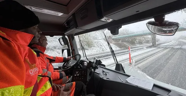 photo  deux agents de la dir nord-ouest interviennent à bord d’une saleuse sur la n12 entre alençon et mortagne-au-perche.  &copy;  ouest-france 