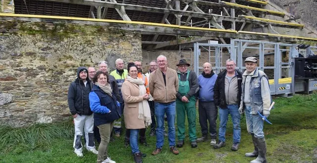 photo  une dizaine de vergonnais s’est motivée pour mettre hors d’eau un bâtiment acheté par la commune il y a une trentaine d’années. situé en cœur de bourg, près du city stade, il servira aux familles lors de pique-nique ou pour une pause.  &copy;  ouest-france 