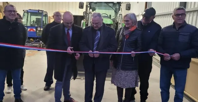 photo  mickaël billot maire délégué de saint-léger-des-bois, franck poquin, maire, philippe chopin, préfet, annie-claude besson, maire déléguée de saint-jean-de-linières, daniel pasdeloup, responsable des espaces verts et jean-pierre barbeau, conseiller municipal. le ruban était tendu à l’entrée du local technique.   &copy;  co 