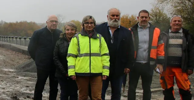 photo  devant les bassins, amélie baudeloche (veste réfléchissante), accompagnée à sa gauche d’andré trottet, des élus (à gauche), les représentants de l’entreprise erse missionnée pour les travaux.  &copy;  ouest-france 