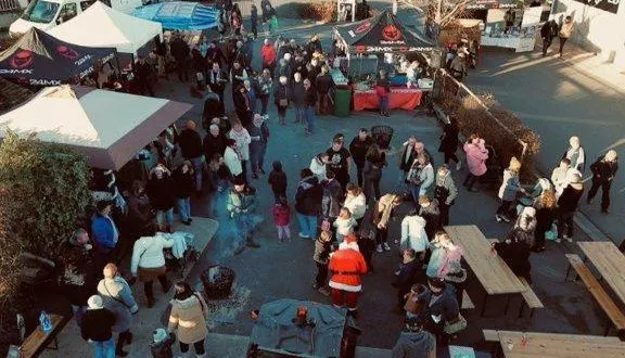 photo  le marché se tiendra sur la place centrale de longnes.  &copy;  chez flo 