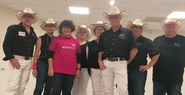 photo  les membres du bureau des country girls and boys ont remis leur don à françoise laudière, en rose, bénévole de la ligue contre le cancer.  &copy;  ouest-france 