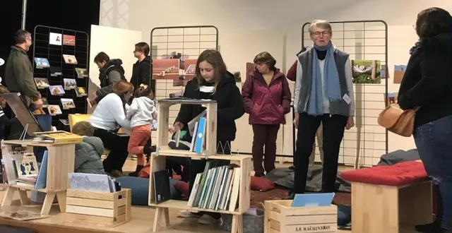 photo  le stand autour des livres pour enfants d’isabelle gil a attiré beaucoup de monde lors du salon livres en fête.  &copy;  bibliothèque 