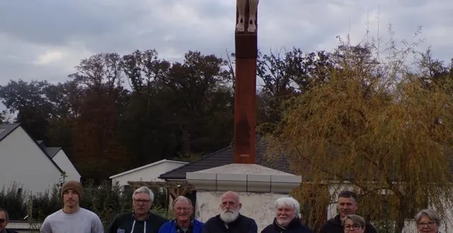 photo  une réinstallation de la croix suivie par les amoureux du patrimoine.  &copy;  ouest-france 