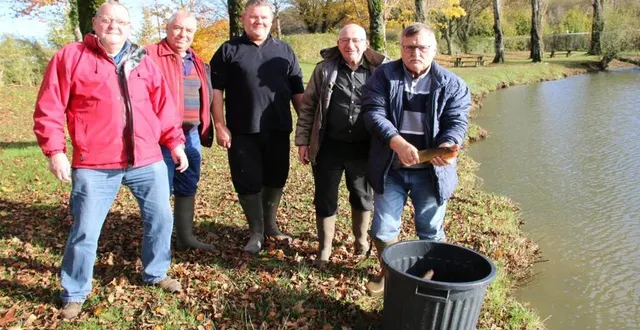 photo  jean-philippe bodereau, (à droite), avec une tanche en mains, accompagné de bénévoles de l’association l’oisellerie.  &copy;  ouest-france 