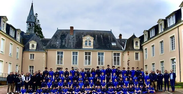 photo  l’academy de football, avec ses encadrants et ses sponsors.  &copy;  ouest-france 