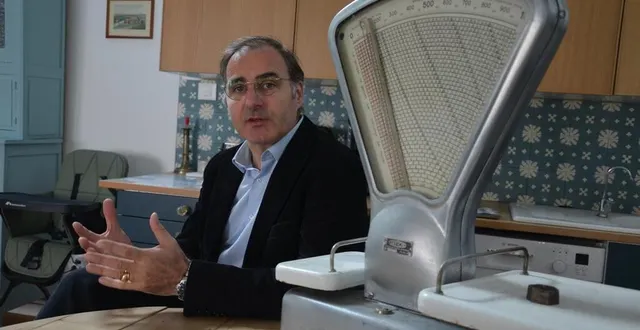 photo  angers, vendredi 15 novembre 2024. propriétaire d’un logement en location sur airbnb dans le centre-ville d’angers, grégoire de tournemire pèse le pour et le contre de la nouvelle proposition de loi.  &copy;  co – benoît pelloquin 