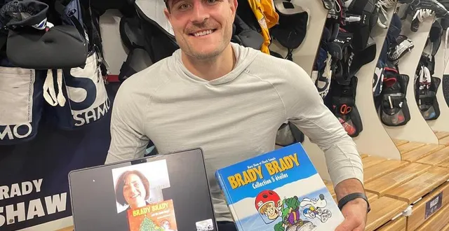 photo  brady shaw mercredi dans le vestiaire de l’iceparc et avec sa maman mary en direct de philadelphie.  &copy;  rb 