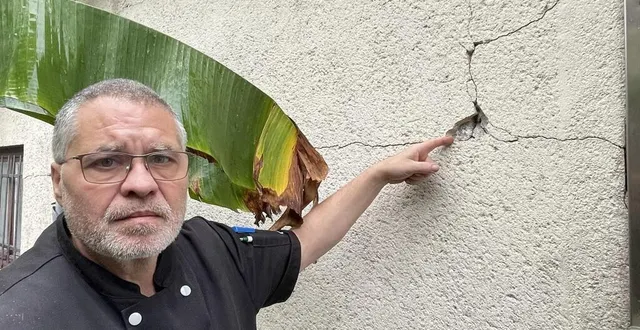 photo  avezé, 19 novembre 2024. frédéric bodereau, propriétaire de l’hôtel-restaurant l’auberge du cheval, voit son hôtel-restaurant se fissurer encore davantage chaque jour.  &copy;  le maine libre 
