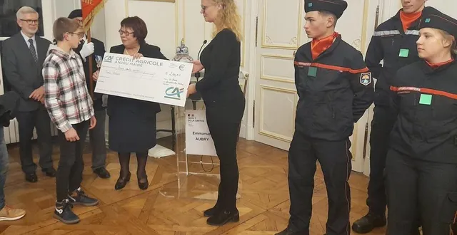 photo  le prix individuel du civisme pour la jeunesse a été remis à timéo plessis, de mamers.  &copy;  ouest-france 