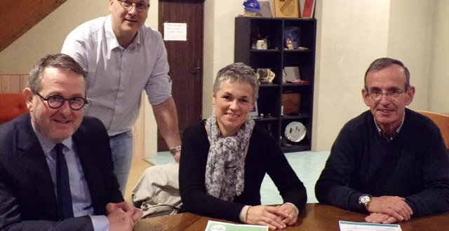 photo  yves-marie hervé, nicolas rouanet, sophie rychlicki, jean-christophe bachelier, adjoint à l’urbanisme, présentent une nouvelle étape de concertation sur l’étude du centre-bourg de changé.  &copy;  le maine libre 