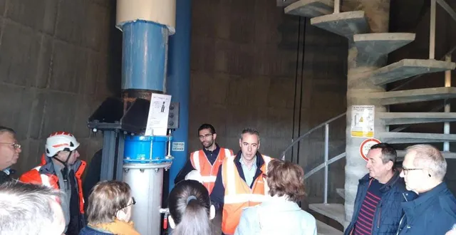photo  les élus ont visité la station de pompage de brains-sur-gée et le château d’eau de coulans-sur-gée.  &copy;  le maine libre 