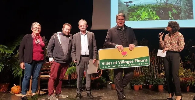 photo  cécile chauveau, conseillère municipale ; florian lebrun, chef du service voirie environnement, et daniel coudreuse, le maire, ont reçu la première fleur de brûlon le 13 novembre 2024, à mouchamps (vendée).  &copy;  mairie de brûlon 