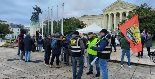photo  angers, vendredi 22 novembre 2024. soutenus par une centaine de personnes dans la matinée, les sept salariés de michelin assignés à la suite du blocage du site de cholet vont avoir droit à une deuxième audience.  &copy;  co - benoît pelloquin 