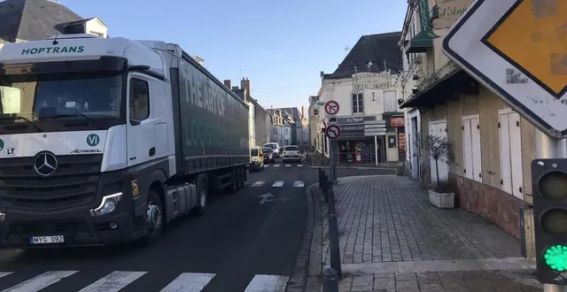 photo  plus de 8 000 véhicules par jour traversent le bourg de saint-georges-sur-loire, dont de nombreux camions.  &copy;  archives ouest-france 