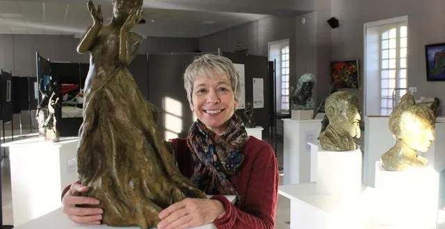 photo  anne boisaubert, ici avec sa toute dernière sculpture en bronze représentant camille claudel, est l’invitée d’honneur de l’exposition.  &copy;  ouest-france 