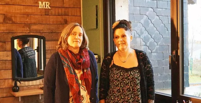 photo  frédérique roullier, maire déléguée, est satisfaite de l’ouverture du salon, tous les mardis, à l’initiative de sandra boissée.  &copy;  ouest-france 