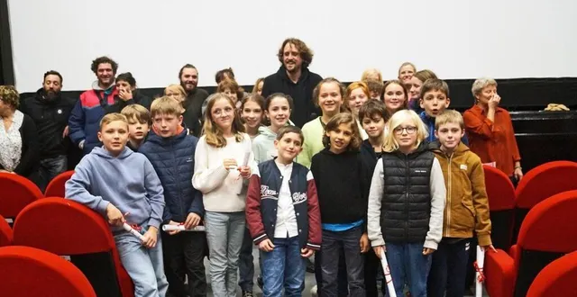 photo  stanislas perrin est entouré des enfants, acteurs du film.  &copy;  ouest-france 