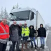 photo des routiers ont passé une journée sous la neige et le froid à carrouges pendant la tempête caetano.