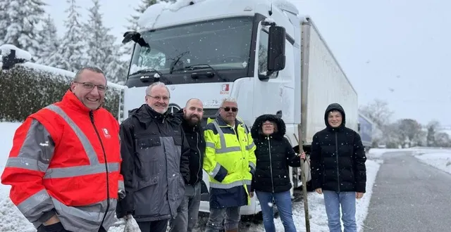 photo  des routiers ont passé une journée sous la neige et le froid à carrouges pendant la tempête caetano.  &copy;  ouest-france 