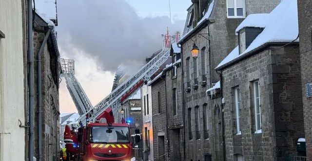 photo  quatre camions de pompiers sont mobilisés dans la rue qui est bouclée à la circulation. la gendarmerie est aussi sur place.  &copy;  ouest-france 