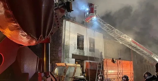 photo  deux grandes échelles étaient encore sorties, à 22 h 30.  &copy;  ouest-france 