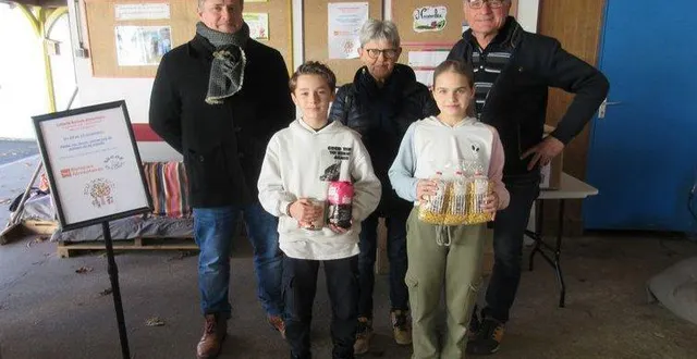 photo  au second rang, hugues boivin, directeur de l’école saint-louis, jacqueline onillon, présidente de bécon solidarité, et philippe rolland, membre de l’association, et au premier plan, achille et line, deux élèves de cm2, lors de la remise des denrées alimentaires.  &copy;  ouest-france 