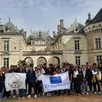 photo  le groupe pose devant le château du lude. 