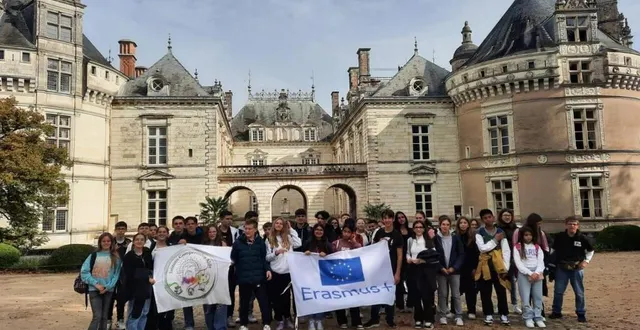 photo  le groupe pose devant le château du lude.  &copy;  collège marcel-pagnol 
