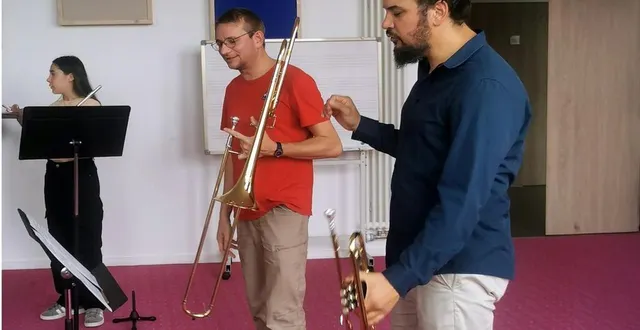 photo  deux des membres de rembobine pendant l’un des ateliers du projet mené dans les locaux de la maison de la musique.  &copy;  4cps 