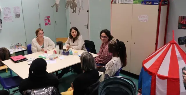 photo  stéphanie betry et géraldine prioux interviennent une fois par mois à l’école saint-exupéry et du gai levant à sablé-sur-sarthe pour échanger avec les parents.  &copy;  ouest-france 