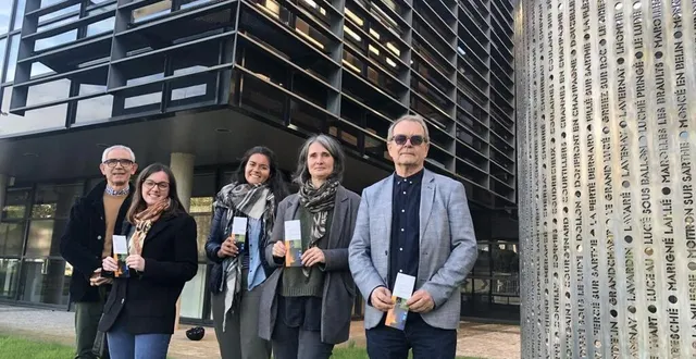 photo  jean-louis lemarié, nouveau président des petites cités de caractère (à droite), et son équipe, lors de la présentation de 
