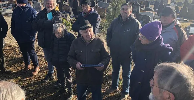photo  vendredi 22 novembre 2024, ils étaient près d’une vingtaine réunis devant le cimetière de bazouges-sur-le-loir pour dénoncer le projet d’augmentation de l’activité de l’élevage bovin de la petite fontaine.  &copy;  le maine libre 