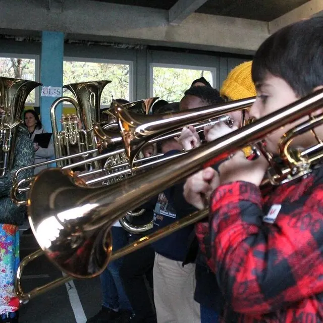 photo les écoliers manient des instruments parfois presque aussi grands qu’eux.  ©  ouest-france