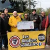 photo frédéric moreau (bonnet noir) remet le chèque à jean-claude mallet, responsable secteur afm-téléthon, en présence des membres du bureau des routiers solidaires, du comité des fêtes et du maire de tuffé.
