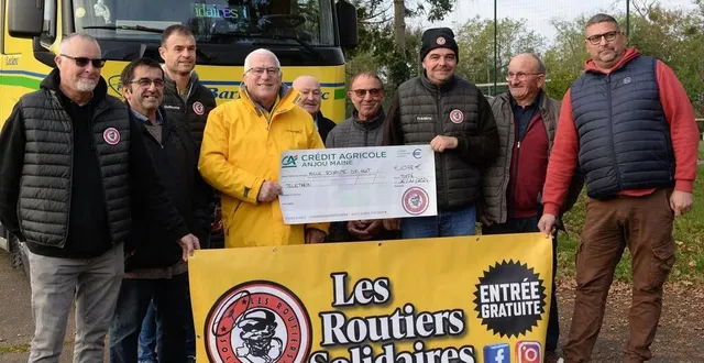 photo  frédéric moreau (bonnet noir) remet le chèque à jean-claude mallet, responsable secteur afm-téléthon, en présence des membres du bureau des routiers solidaires, du comité des fêtes et du maire de tuffé.  &copy;  le maine libre 