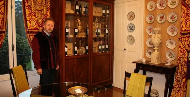 photo  grégory russel accueille les visiteurs dans la salle de dégustation du château belmar.  &copy;  ouest-france 