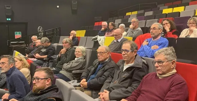 photo  le public attentif aux mesures de protection de leurs bois.  &copy;  le maine libre 