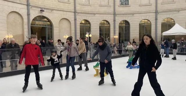 photo  la patinoire synthétique est installée sous la coupole de la halle au blé, à alençon, pendant toutes les vacances de noël.  &copy;  archives ouest-france 
