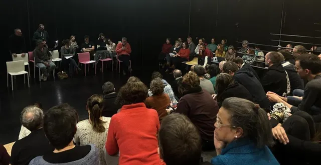 photo  la salle de l’alambik de la mjc ronceray était pleine vendredi 22 novembre 2024 pour échanger sur les coupes budgétaires annoncées par la région pays de la loire.  &copy;  ouest-france 