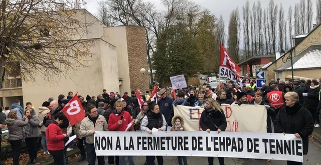 photo  près de 300 personnes ont marché contre la fermeture de l’ehpad de tennie « qui pourrait être réhabilité ».  &copy;  ouest-france 