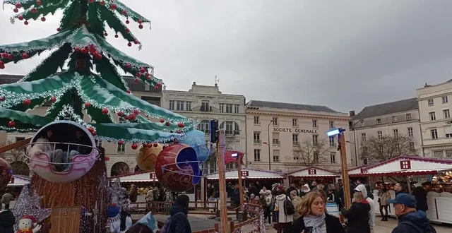 photo  en milieu d’après-midi, samedi 23 novembre 2024, la foule était déjà présente en ce premier jour du marché de noël.  &copy;  ouest-france 